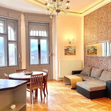 F14 By Small Apartment